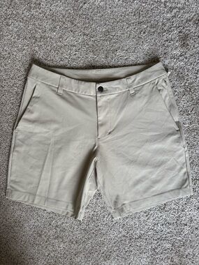 lululemon athletica Men’s ABC Classic-Fit Short 7" Warpstreme / Wacky Khaki